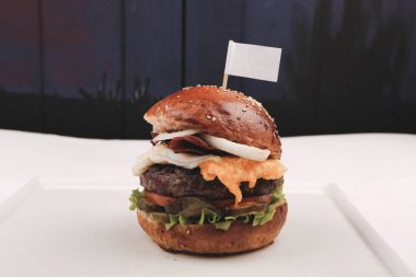 Taze sebzeli ev yapımı hamburger.