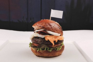 Taze sebzeli ev yapımı hamburger.