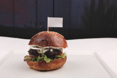 Taze sebzeli ev yapımı hamburger.