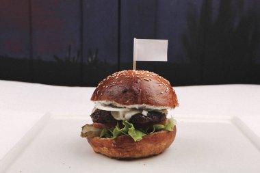 Taze sebzeli ev yapımı hamburger.