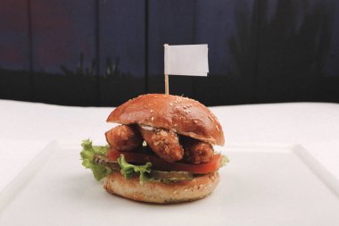 Taze sebzeli ev yapımı hamburger.