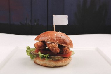 Taze sebzeli ev yapımı hamburger.