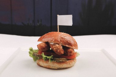 Taze sebzeli ev yapımı hamburger.