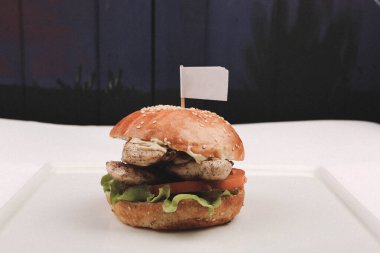 Taze sebzeli ev yapımı hamburger.