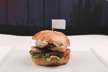 Taze sebzeli ev yapımı hamburger.