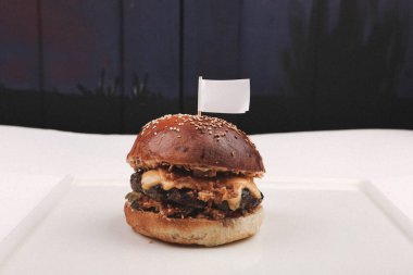 Taze sebzeli ev yapımı hamburger.