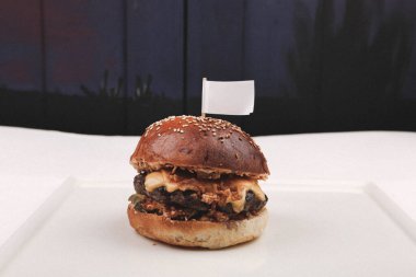 Taze sebzeli ev yapımı hamburger.