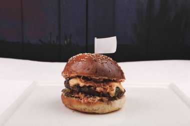 Taze sebzeli ev yapımı hamburger.