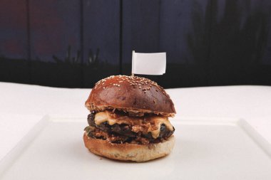 Taze sebzeli ev yapımı hamburger.