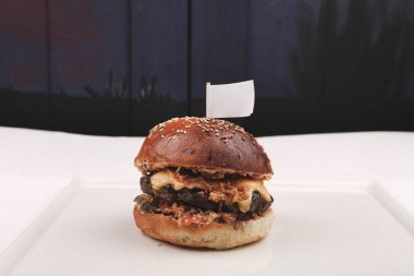 Taze sebzeli ev yapımı hamburger.