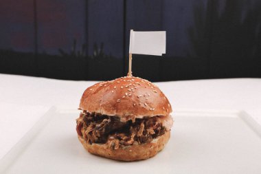 Taze sebzeli ev yapımı hamburger.