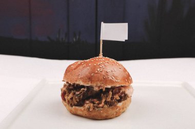 Taze sebzeli ev yapımı hamburger.