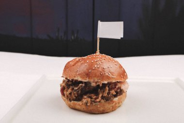 Taze sebzeli ev yapımı hamburger.