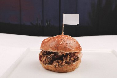 Taze sebzeli ev yapımı hamburger.