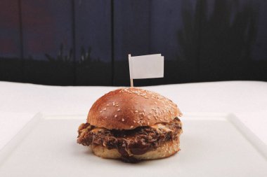 Taze sebzeli ev yapımı hamburger.