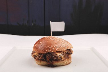 Taze sebzeli ev yapımı hamburger.