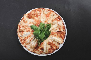 Lezzetli karışık İtalyan pizzası.
