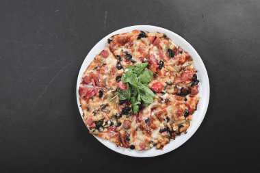 Lezzetli karışık İtalyan pizzası.