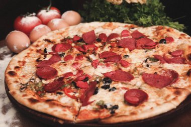 Lezzetli karışık İtalyan pizzası.