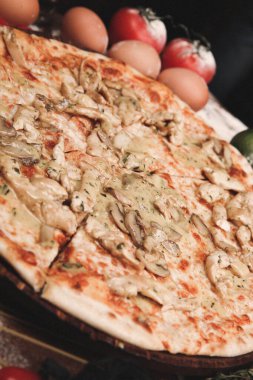 Lezzetli karışık İtalyan pizzası.