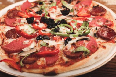 Lezzetli karışık İtalyan pizzası.