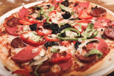 Lezzetli karışık İtalyan pizzası.