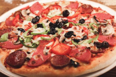 Lezzetli karışık İtalyan pizzası.