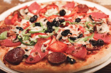 Lezzetli karışık İtalyan pizzası.