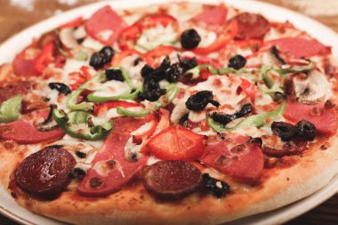 Lezzetli karışık İtalyan pizzası.