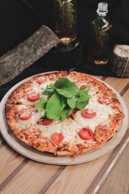 Lezzetli karışık İtalyan pizzası.