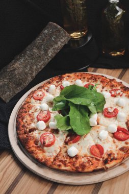 Lezzetli karışık İtalyan pizzası.