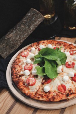 Lezzetli karışık İtalyan pizzası.