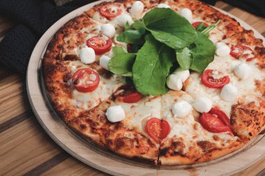 Lezzetli karışık İtalyan pizzası.