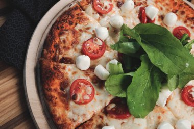 Lezzetli karışık İtalyan pizzası.