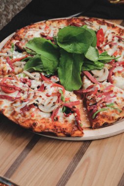 Lezzetli karışık İtalyan pizzası.