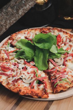 Lezzetli karışık İtalyan pizzası.