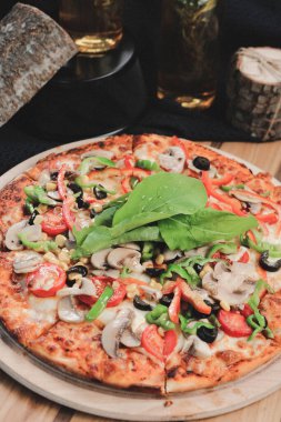 Lezzetli karışık İtalyan pizzası.