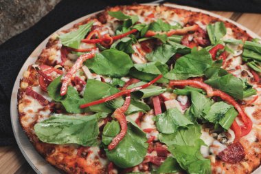 Lezzetli karışık İtalyan pizzası.