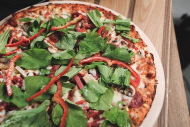 Lezzetli karışık İtalyan pizzası.