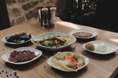 Geleneksel Türk ve Yunan yemek meze masası