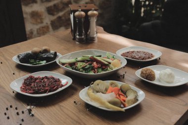 Geleneksel Türk ve Yunan yemek meze masası