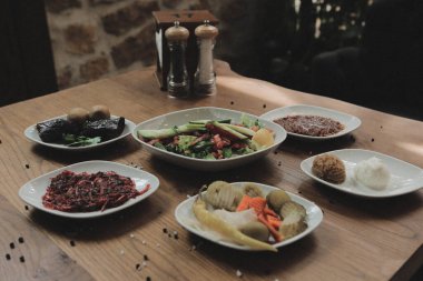 Geleneksel Türk ve Yunan yemek meze masası