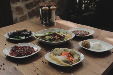 Geleneksel Türk ve Yunan yemek meze masası