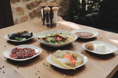 Geleneksel Türk ve Yunan yemek meze masası