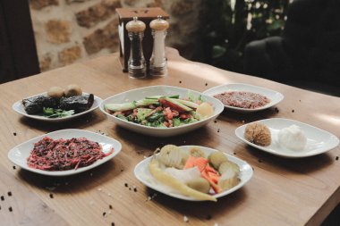 Geleneksel Türk ve Yunan yemek meze masası