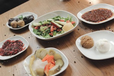 Geleneksel Türk ve Yunan yemek meze masası