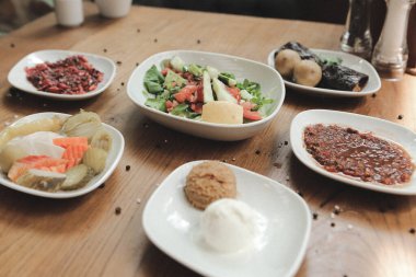 Geleneksel Türk ve Yunan yemek meze masası