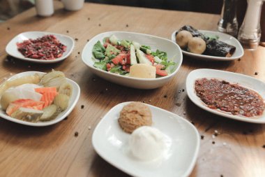 Geleneksel Türk ve Yunan yemek meze masası