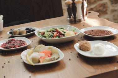 Geleneksel Türk ve Yunan yemek meze masası