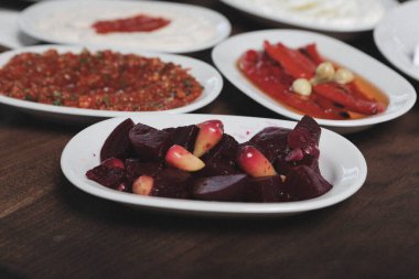Geleneksel Türk ve Yunan yemek meze masası